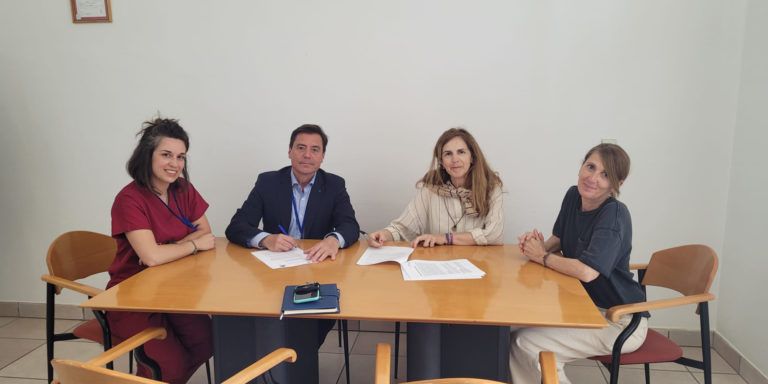 La Clínica Josefina Arregui y la Fundación Cuidados Dignos firman un acuerdo de colaboración para implantar una metodología libre de sujeciones en el hospital de agudos